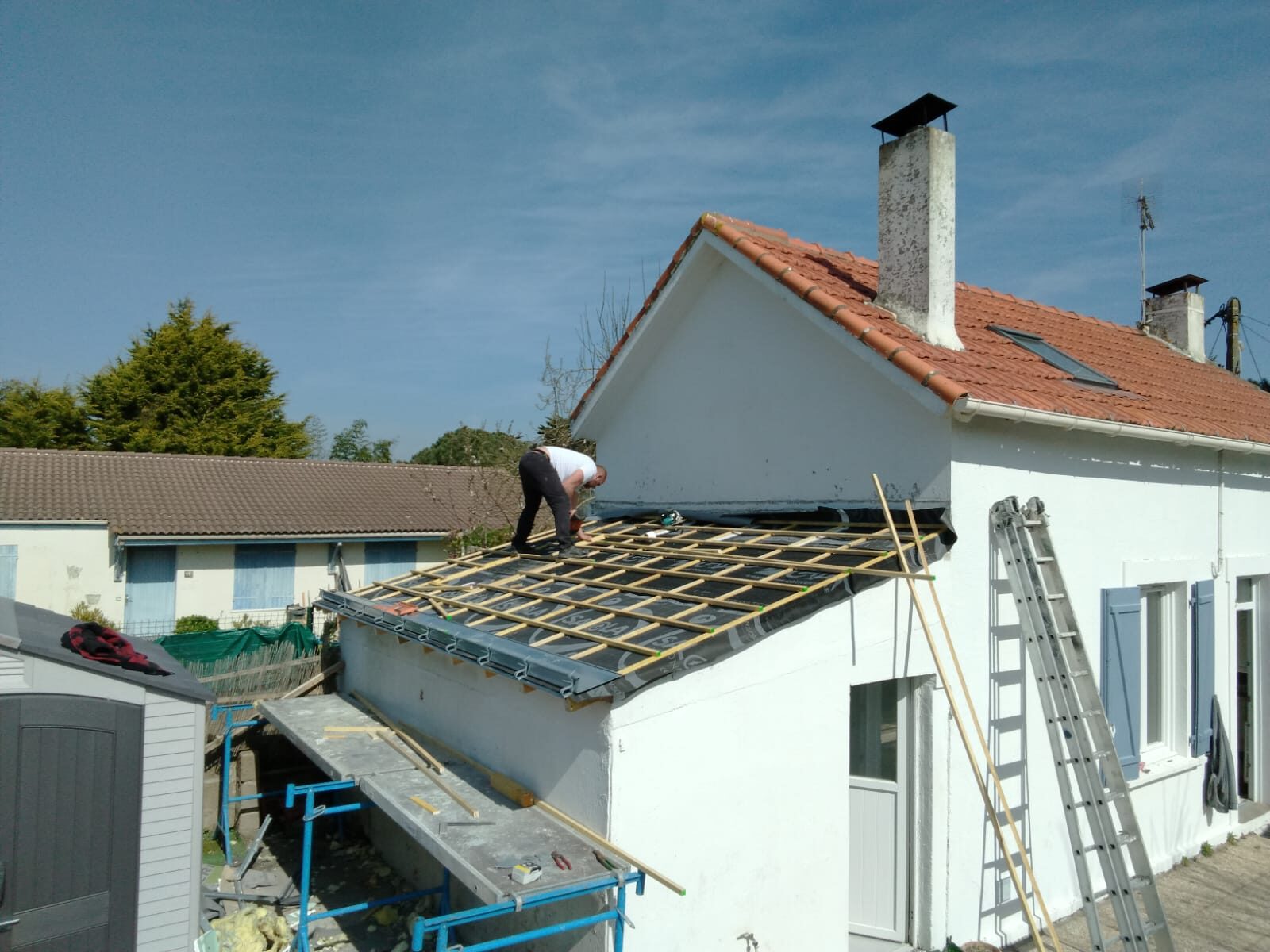 Réfection de toiture en cours : charpente et écran sous-toiture, chantier MCPI Rénovation près de Nantes