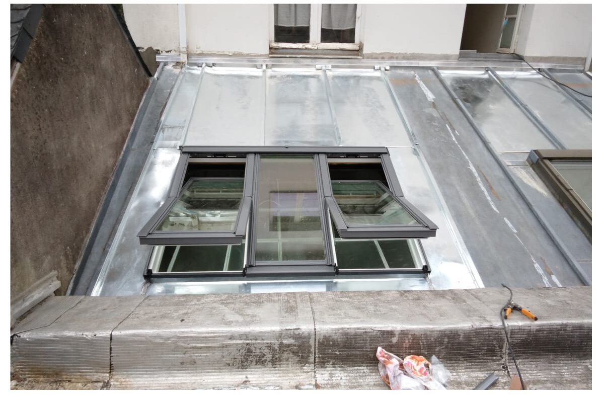 Verrière de toit posée et vitrée, zinguerie neuve et étanche par MCPI Rénovation