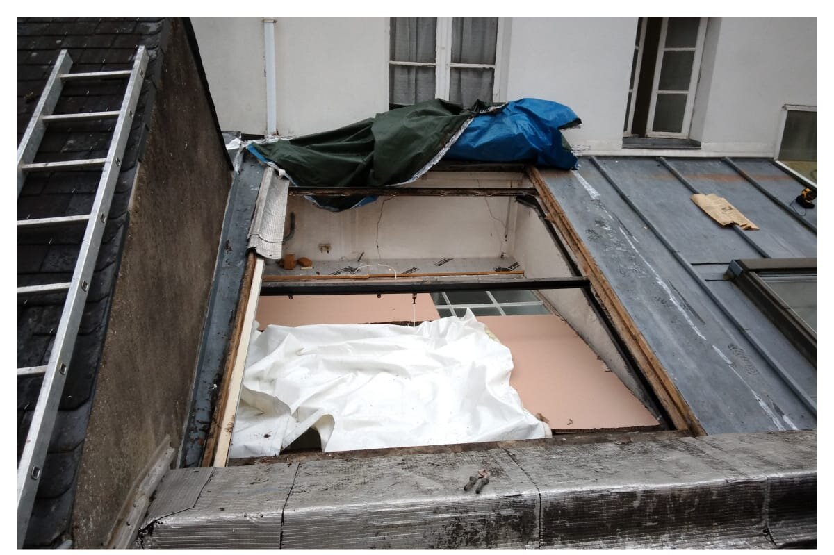 Ouverture en toiture bâchée avant la pose de la verrière de toit